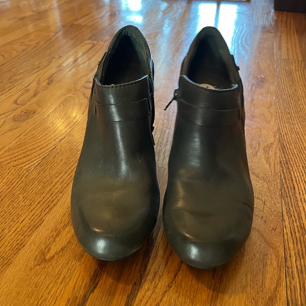Dark green Clarks heels - Picture 2 of 5